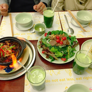 Trong hình là hai món "guột" của gia đình hay ăn : cháo ếch và salat mixed với bò. Món nước detox cực ngon cực dễ uống 😍😍
