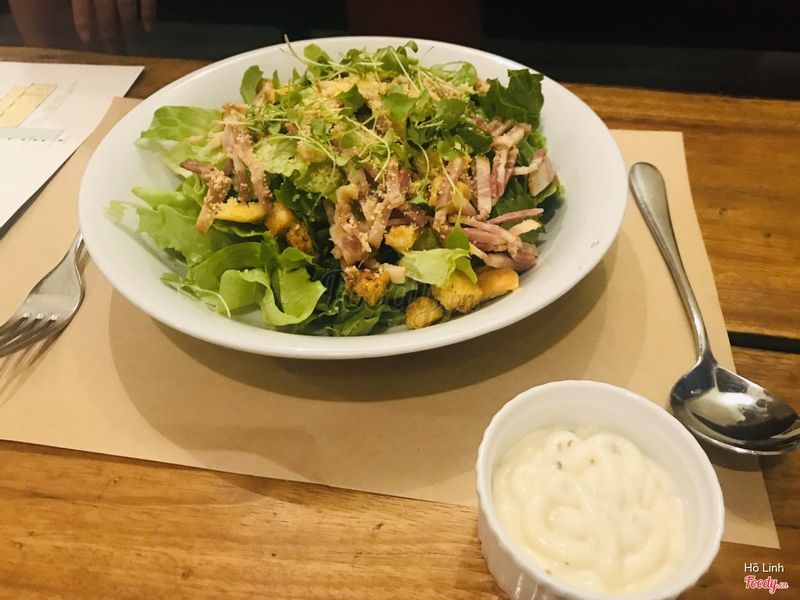 Ceasar salad tuyệt ngon, chiều đc cái dạ dày của mình kể cả khi mang bầu nghén ngẩm
