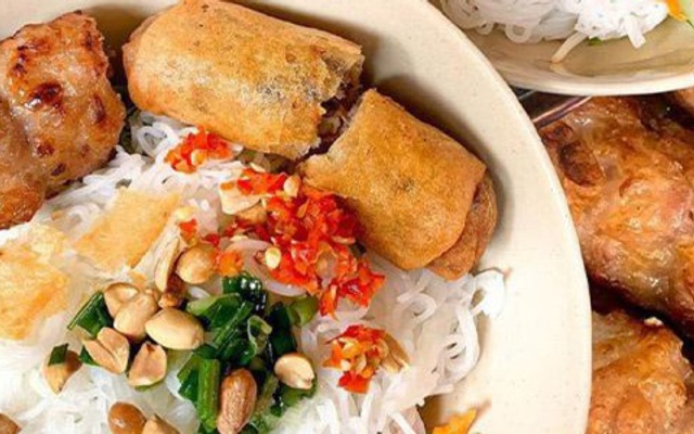 Tiệm Tháng Ba - Bún Thịt Xào & Trà Trái Cây - Huỳnh Văn Bánh
