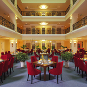 Nhà hàng Romance - Không gian nhà hàng sang trọng thiết kế theo phong cách Châu Âu đặt tại tầng 4 khách sạn
