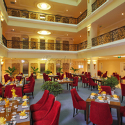 Nhà hàng Romance tại tầng 4 khách sạn được thiết kế sang trọng theo phong cách châu Âu
