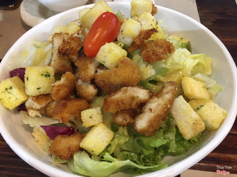 Salad gà giòn, ăn ổn lắm, sốt rất hợp với gà