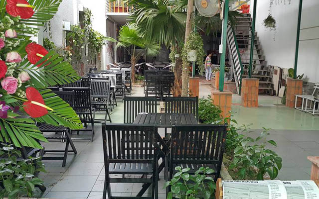 Cảm nhận sự gần gũi với thiên nhiên đang đợi bạn tại cafe sân vườn Bình Thủy. Điểm dừng chân hoàn hảo cho những ai muốn tìm kiếm một không gian yên bình, giữa sự xanh tươi của cây cối và những ly cà phê ngon tuyệt.