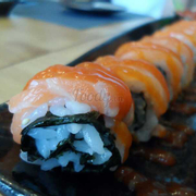 sushi cuốn cá hồi
