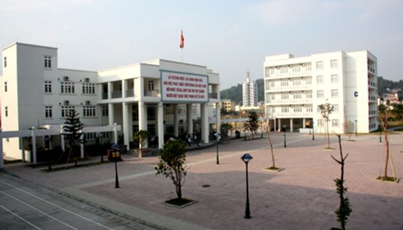 Trường THPT Chuyên Hạ Long