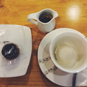 Quên tên... Kem dừa afogato gì í :))) ăn kèm với ly cà phê đậm đặc bé bé xinh xinh kia.