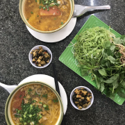 Bún riêu ốc 50k/tô + khăn ướt 2k/cái