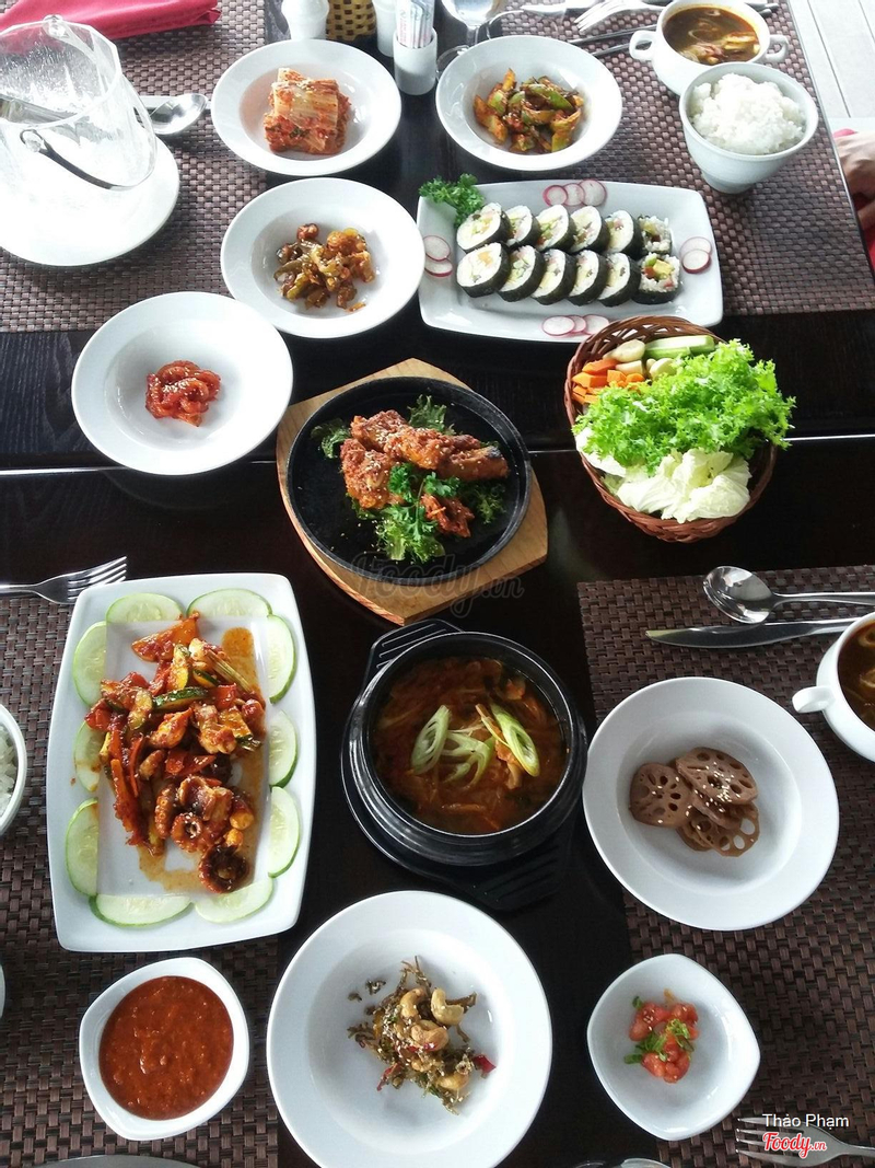 Kimbab- Bạch tuột xào sate - Sườn nướng kiểu Hàn - Canh thịt bò kimchi đậu hũ-  panchan các loại 