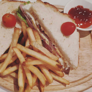 Club sandwich + fries 