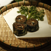 sushi cuộn mì đen