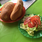 Bánh mì nóng giòn kèm salad