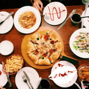 View Đẹp 😙 pizza hut thì có thương hiệu r nên khỏi bàn chất lượng đồ ăn, thích nhất viền xúc xích với xx mặn 😍 giá cả ổn so với chất lượng 😙 