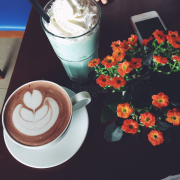 Hot chocolate  và smoothie nha đam và cam