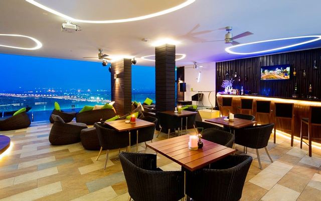 Vertical Sky Bar - Liberty Central Saigon Riverside Hotel