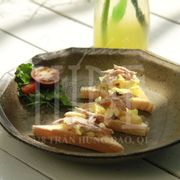 sandwich màu vàng với cá ngừ và trái thơm tươi