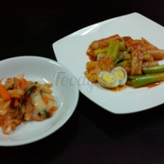 tteokbokki - món bánh gạo cay Hàn Quốc với bánh gạo, chả cá, hành boaro và trứng luộc, ăn kèm cùng kim chi. Giá 25K