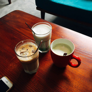 Matcha latte nóng - lạnh cùng với cốc bạc xỉu