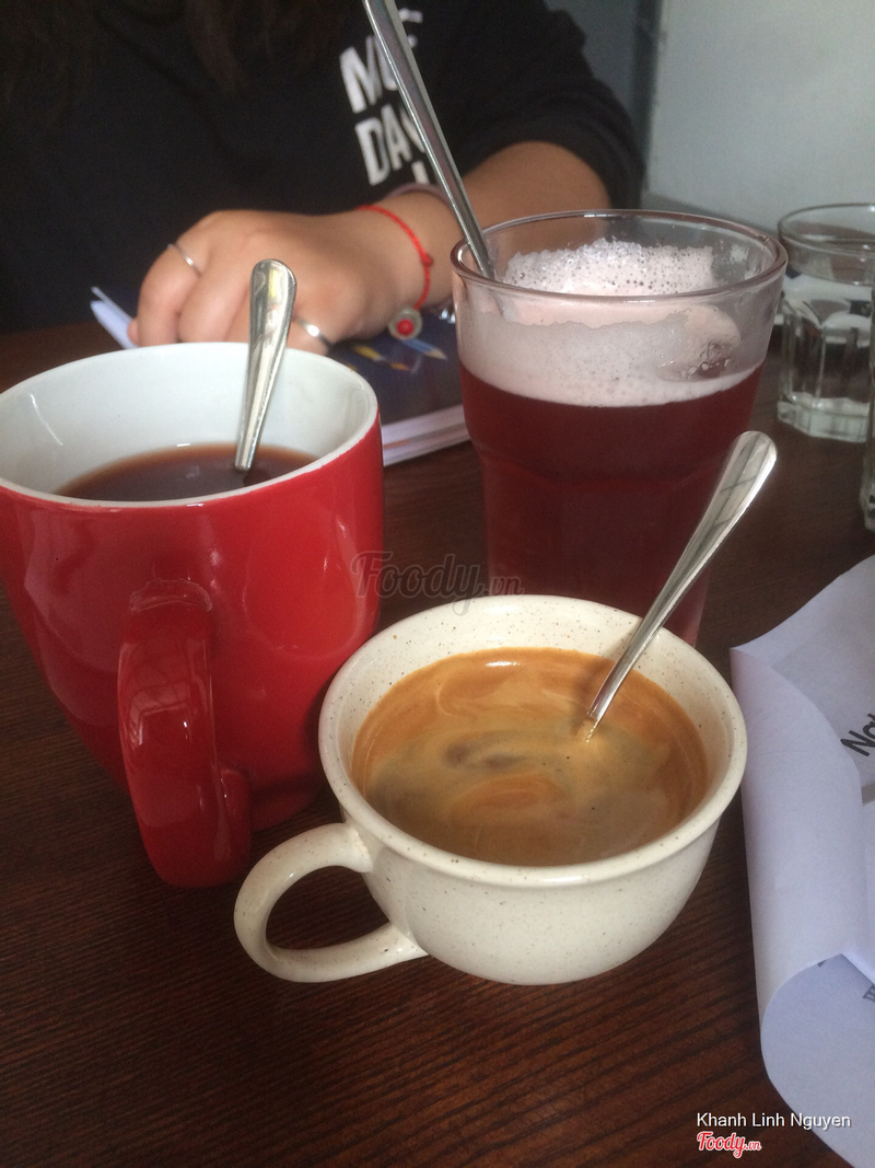 Cốc đỏ: trà hibiscus. Cốc cao: trà thạch lựu. Tách thấp: cà phê