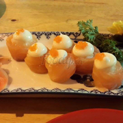 sushi cá hồi sốt mayone trứng tôm