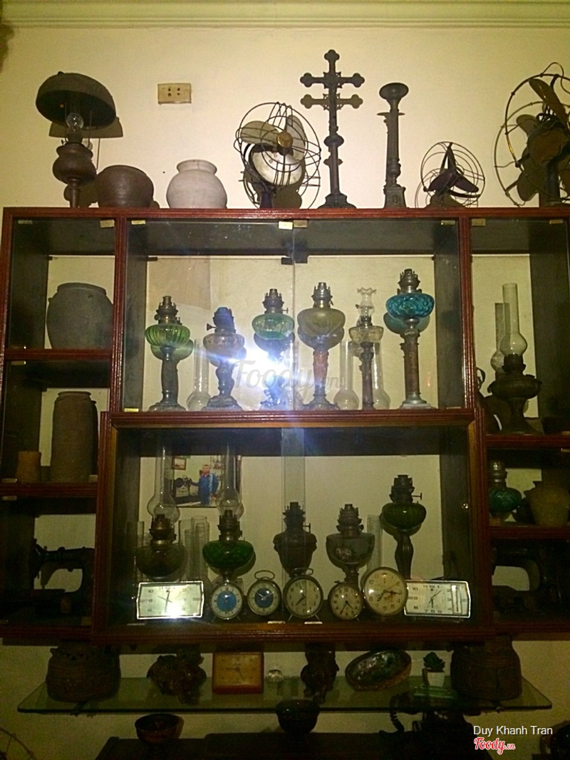 Tủ đèn dầu cổ và đồng hồ các loại