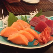 Sashimi cá hồi và cá ngừ 