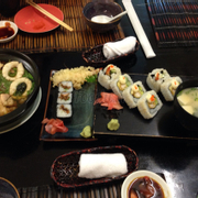Mì udon, sushi da cá hồi, roll, súp miso