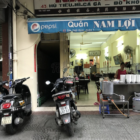 Quán Hủ tiếu Cá là một trong những quán ăn nổi tiếng tại Hà Nội, với các món ăn đậm chất thương hiệu & hương vị đặc trưng. Hãy đến đây và thưởng thức những món ăn ngon hảo hạng cùng bạn bè và gia đình.