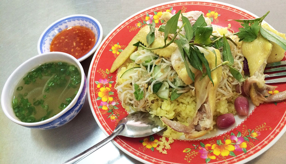 Cơm Gà với bát nước chấm siêu đậm đà ở quán chị Tuyết Nhung (Nguồn: Foody.vn)