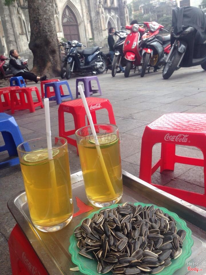 Cùng thưởng thức đồ uống vỉa hè tươi mát và đầy hương vị tại Hà Nội, nơi mà bạn có thể thưởng thức những ly trà đá hay cà phê đậm đà với cái giá vô cùng hợp lý.