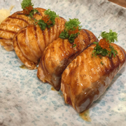 Sushi cá hồi nướng tái 