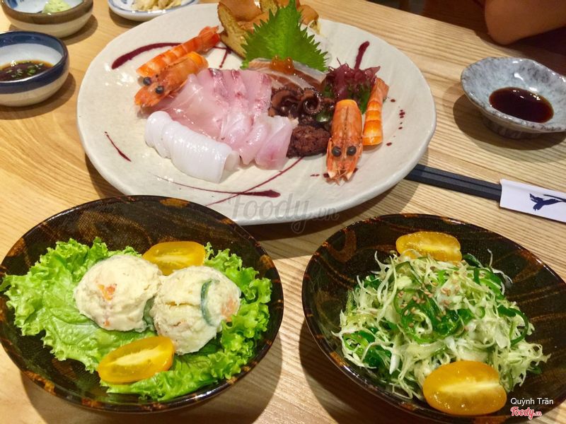 Set sashimi 6 loại + salad khoai tây + salad rong biển
