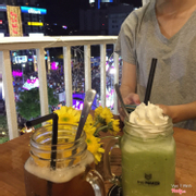 Nice view, drinks are kinda nice 6/10 for both (Matcha iceblended and Peach tea). Took too long to serve, weak wifi. Great atmosphere. Music? Not really.