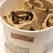 Kem Cuộn Bellany đặc biệt được thực hiện yêu cầu như: kem Sôcôla : Sauce sôcôla cùng vụn bánh brownie...
