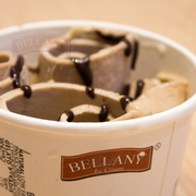 Kem Cuộn Bellany đặc biệt được thực hiện yêu cầu như: kem Sôcôla : Sauce sôcôla cùng vụn bánh brownie...
