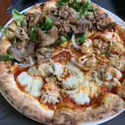 Pizza half: nửa hải sản + nửa bò dầu giấm ngon (vote cho bò)