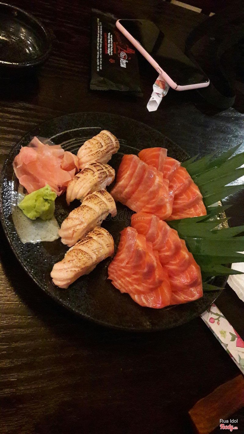 Sushi và sashimi cá hồi