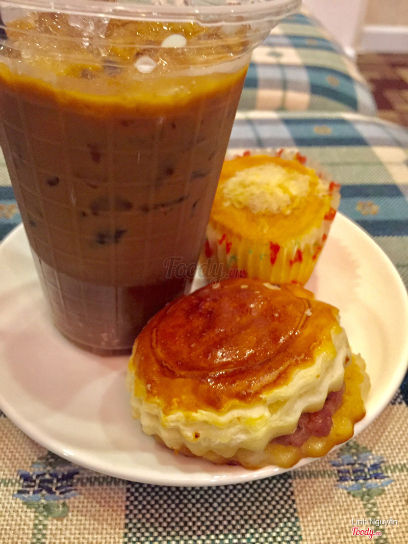 May mắn lấy dc 1 phần đồ ngọt: Cafe tự pha, bánh pate mặn và bông lan jambon