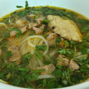 Bún bò tái chả