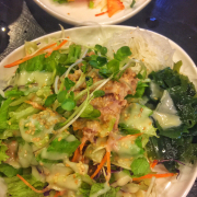 Salad cá ngừ, khá ngon.