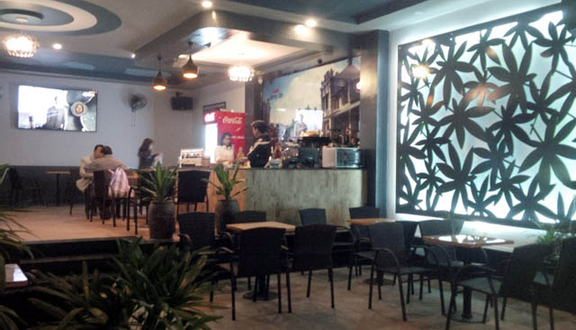 Nếu bạn là một tín đồ của cà phê thì chắc chắn không thể bỏ qua Dương Cầm Cafe ở Đà Nẵng. Không gian ấm cúng, thiết kế sang trọng và được trang trí đẹp mắt, không gian này sẽ làm bạn thư giãn sau một ngày làm việc căng thẳng.