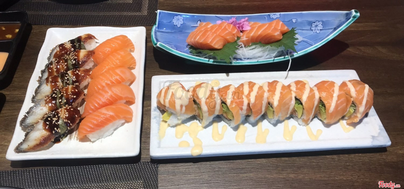 Sushi lươn và cá hồi (trái), Sáhimi cá hồi (trên) và Sushi cuộn California (dưới)