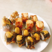 Sushi cá hồi và sushi tôm 