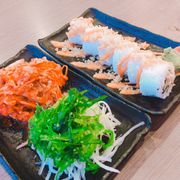 Phần sushi trong combo