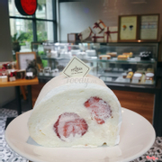 Strawberry roll cake 100k
