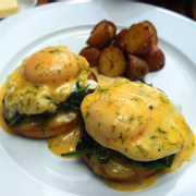 Eggs Florentine Set Breakfast - bánh mì trứng chần kèm rau chân vịt xào và khoai tây nướng