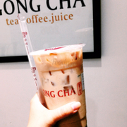 Quán tương đối sạch và sáng, tông quán màu trắng, đang có chương trình giảm giá trà sữa earl grey thạch nâu size M còn 45k, ở đây trà sữa tương đối ngon,hơi béo, trà đặc biệt gongcha vị thanh, có lớp kem phía trên mặn mặn rất ngon, uống bị ghiền ))