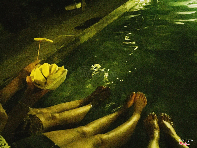 Buổi tối đi chơi về lên bể bơi tự quẩy với nhau ^_^