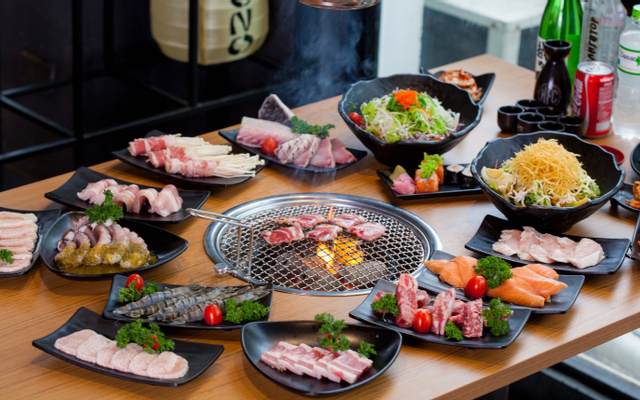 Menu đa dạng và phong phú với nhiều món nướng, lẩu, chiên kiểu Nhật, sashimi,...