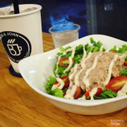 Cafe và salad cá ngừ
