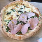 Pizza half-half giữa Ham Mushroom và 5 cheese